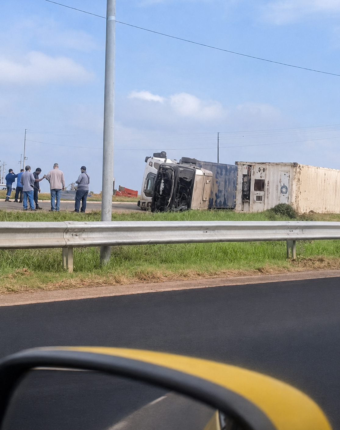 Carreta tomba na rotatória do KM-09, próximo ao posto da PRF