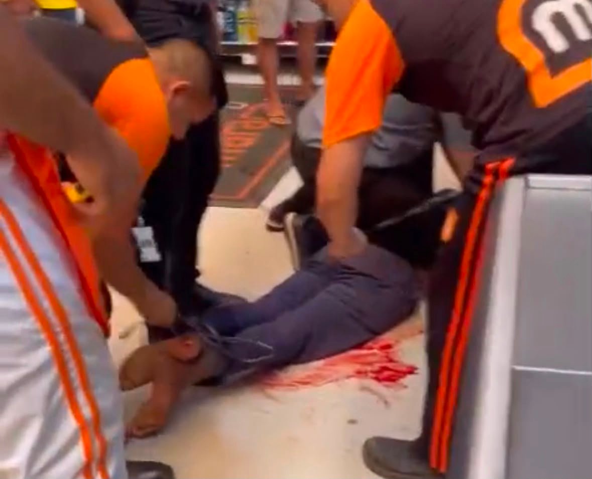 Homem morre após suposto surto e confronto em estabelecimento.