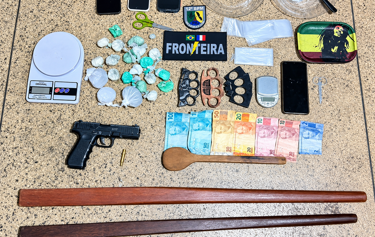 Dupla é presa com drogas e simulacro de arma após fuga em Oiapoque